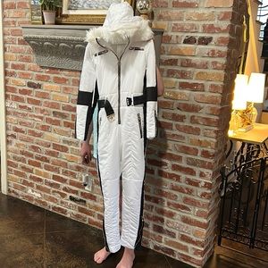 Ski suit size 2 never been worn